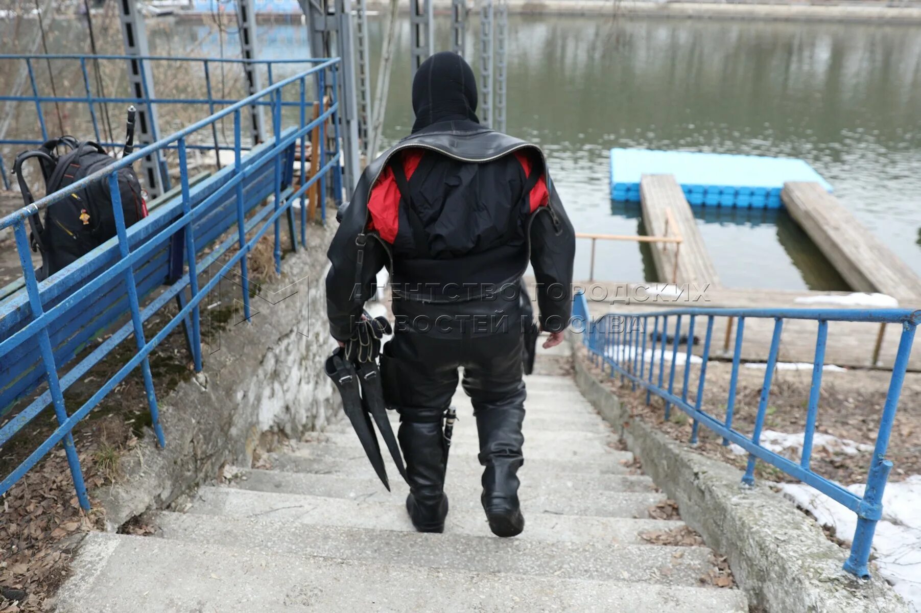 Омон меч москва. Омон меч на транспорте. Полиция омон. Столичный омон. Омон меч на транспорте.