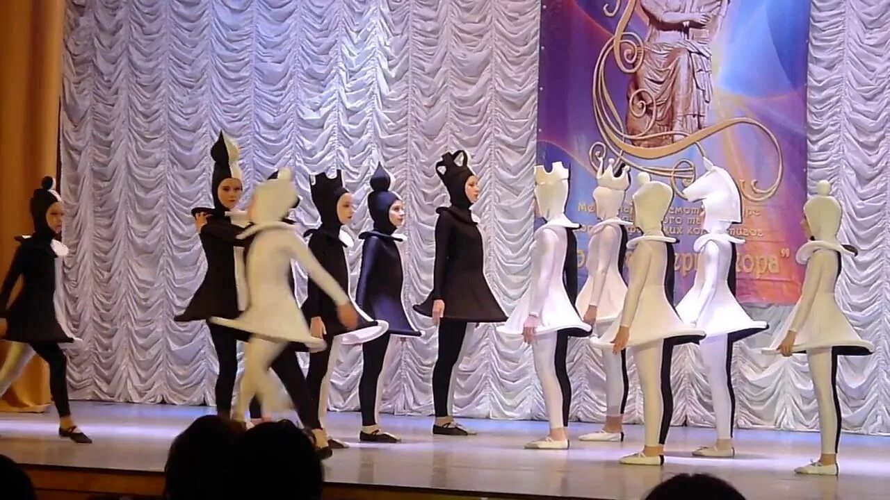 Танцующие шахматы. Шахматный порядок в танце. Костюм для танца шахматы. Костюм для танца шахматы. Танец шахматы.