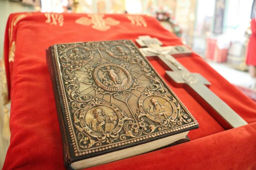 можно ли читать евангелие лежа