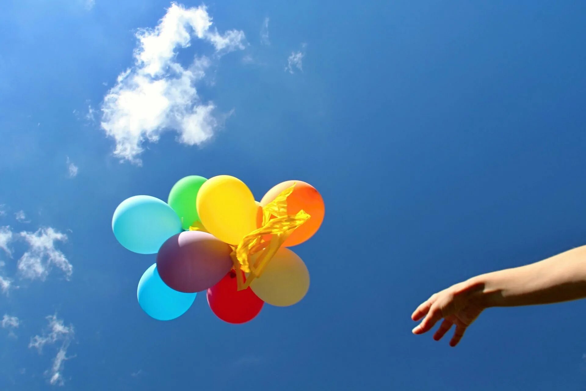 Воздушные шары. Воздушные шарики в небе. Шарики воздушные картинки. Воздушные шары в руке.