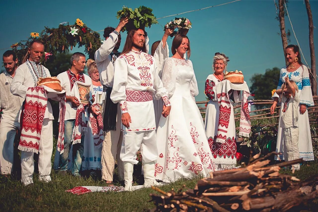 Костюмы славянских народов. 15 июня вьюн зеленый народный праздник. Народное славянское. Славянские наряды. Народный хоровод.