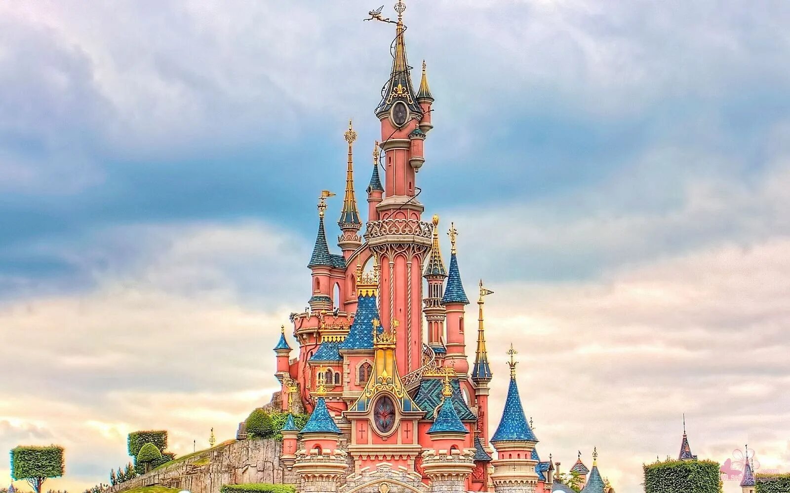 В нашем аквапарке стоит сказочный замок. Диснейленд в анахайме. Дворец золушки уолт дисней. Замок с радугой. В нашем аквапарке стоит сказочный замок.