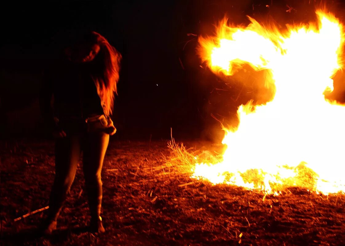 человек на фоне пожара. девочка на фоне огня. человек на фоне огня. горит огнем поясница. болит спина.