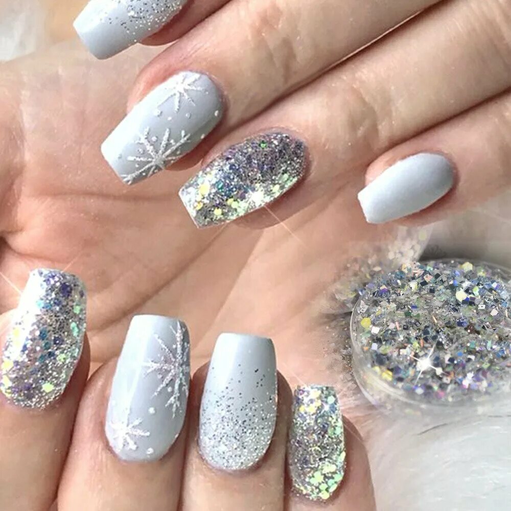 Фон металлик праздничный маникюр. Маникюр с серебром. Серебряные ногти. Маникюр серый с блестками. Новогодний маникюр в серебристых тонах.