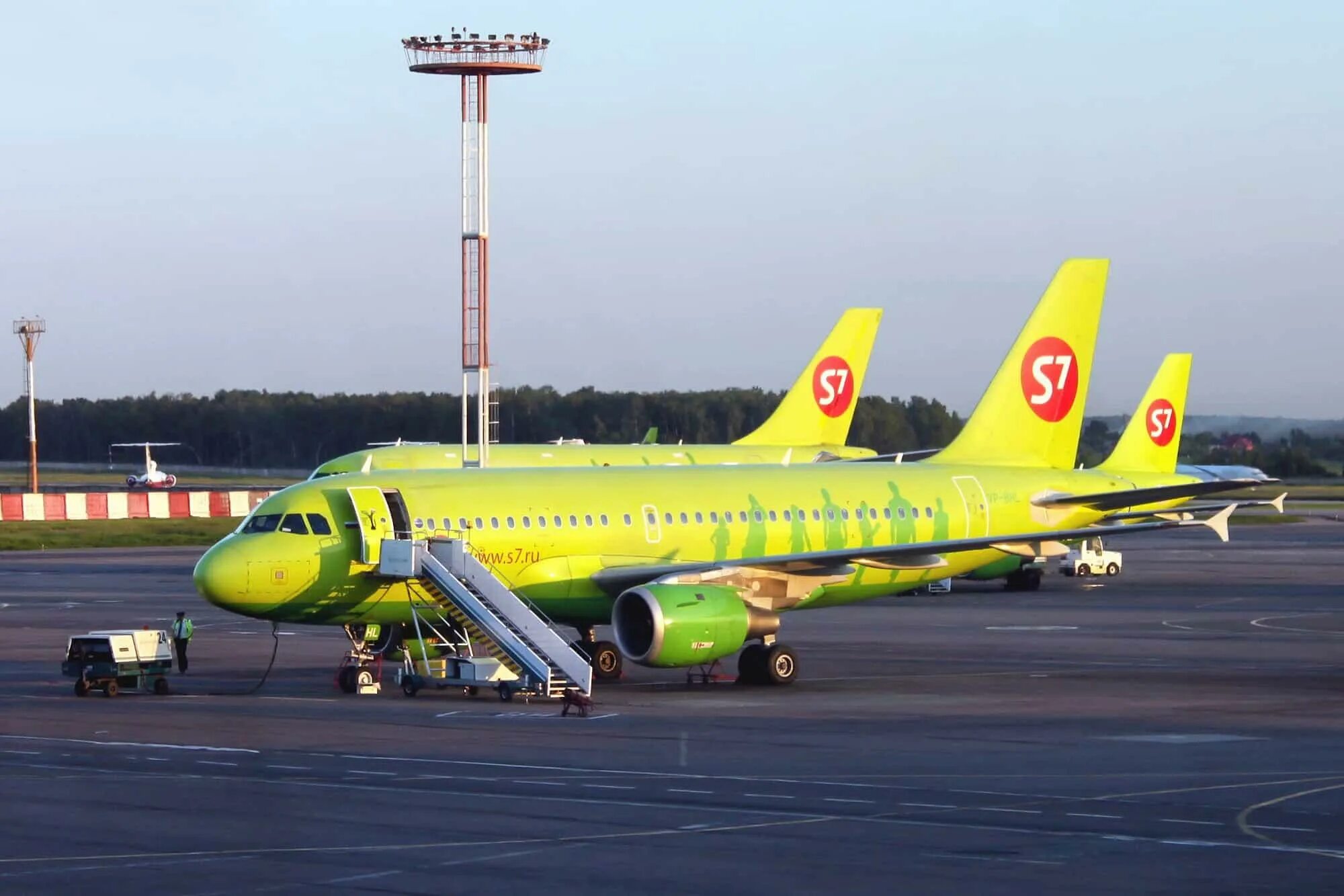 Рейс эс. Embraer e170 s7. S7 airlines аэропорт в москве. Рейс эс. Самолёт s7 airlines a320neo салон.