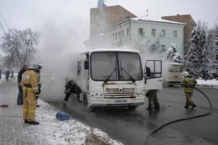 Где в курске горела нефтебаза. В Курске автобус загорелся. Курск горит автобус. ТЗК В Курске горит. Сгоревшие ПАЗИКИ.