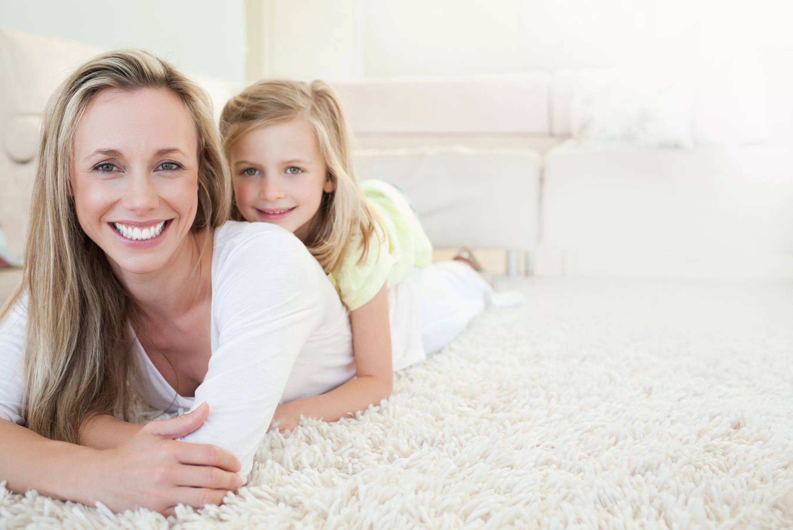 Mother and daughter video. Мама и дочка. Девушка мама. Девочка с мамой. Счастливая женщина в семье.