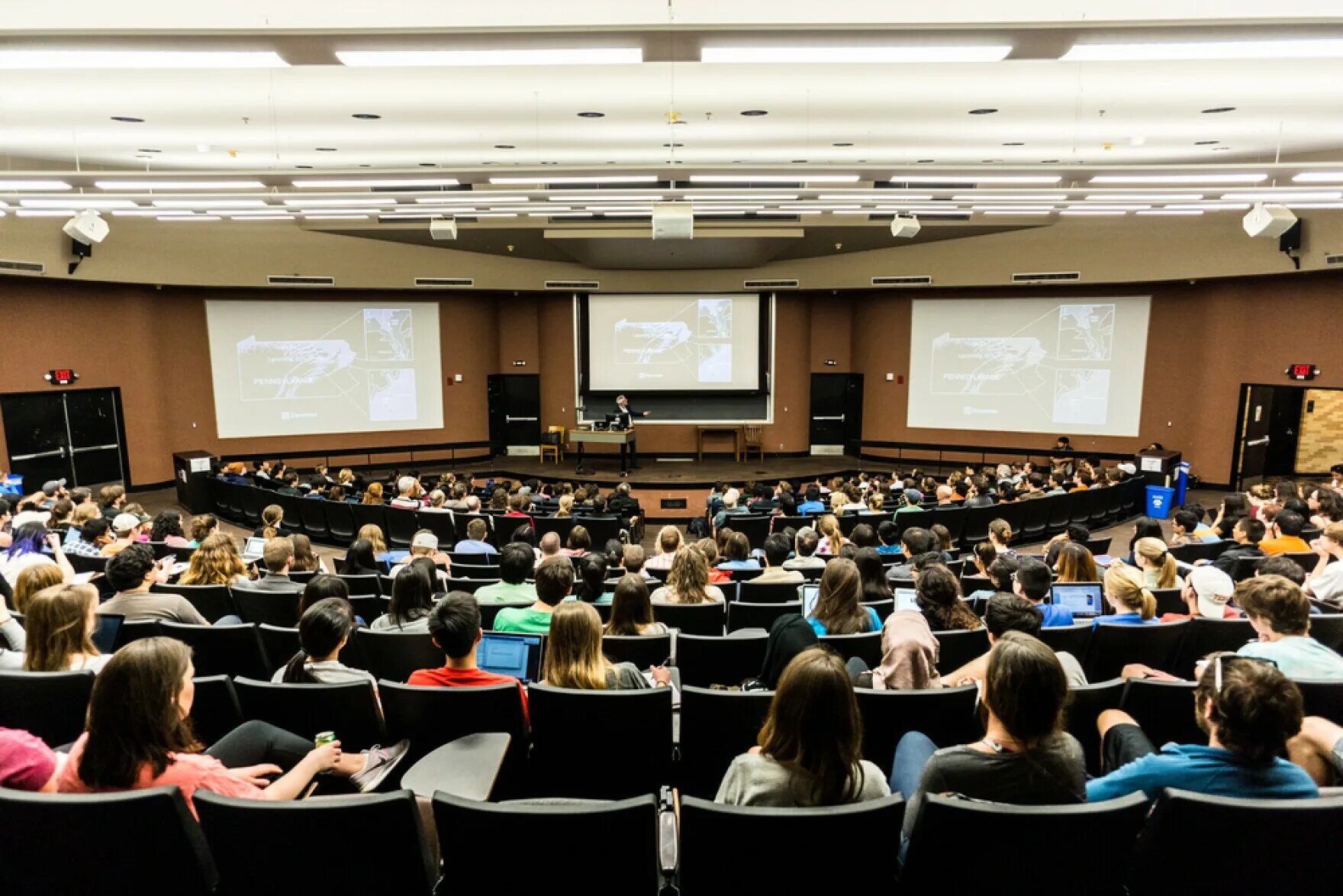 The students are the lecture. Лекция в университете. Лекция в университете Эстетика. Лекция в университете амфитеатр. Университетская лекция.