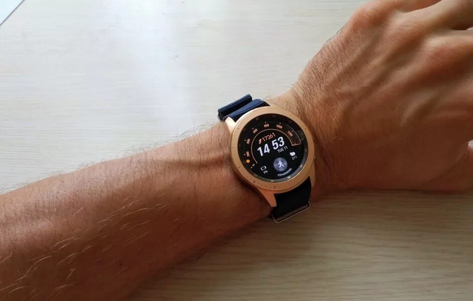 Часы samsung gold. Самсунг Гэлакси вотч розовое золото с черным ремешком. Samsung watch 42мм золото с черным. Самсунг галакси вотч 42 мм золотистый. Samsung Galaxy watch розовое золото с черным ремешком.