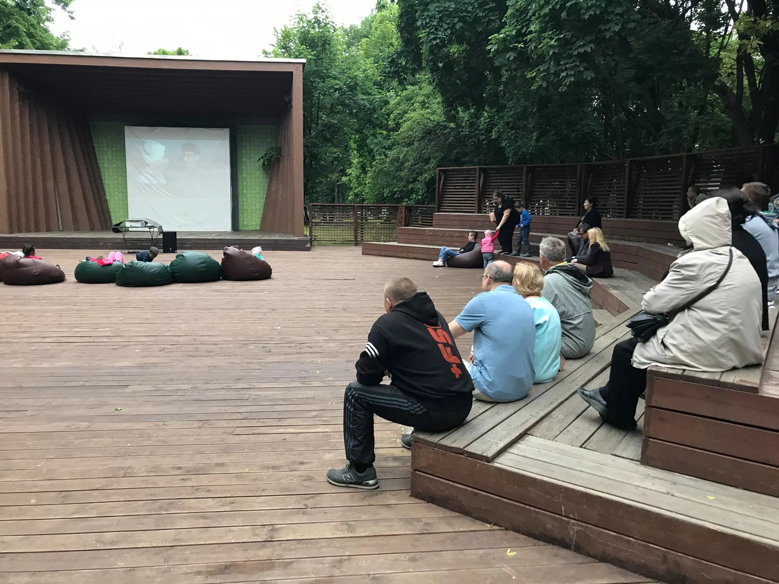 Парк Перово сцена. Москва Перовский парк сцена. Летний театр в Перовском парке. Парк Пушкино летний кинотеатр.