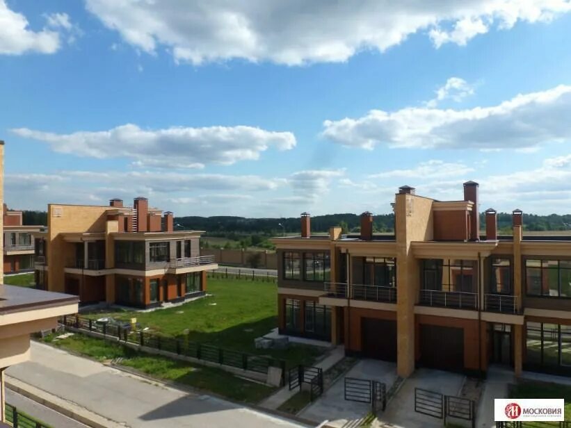 Дуплекс подмосковье. Дуплекс подмосковье. Британика дуплекс. Поселок британика. Таунхаус калужское шоссе.