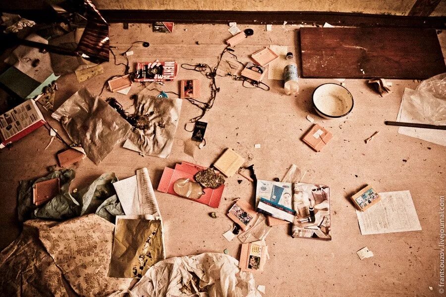 В комнате был беспорядок книги разбросаны. Разбросанные вещи. Разбросанные вещи на полу. Разбросанные предметы на полу. Разбросанные предметы на столе.