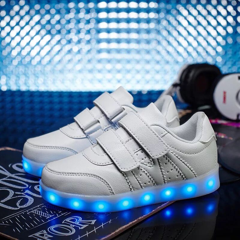 Кроссовки светящиеся подошва купить. Светящиеся кроссовки led Shoes. Светящиеся кроссовки белые. Кроссовки со светящейся подошвой. Белые кроссовки со светящейся подошвой.