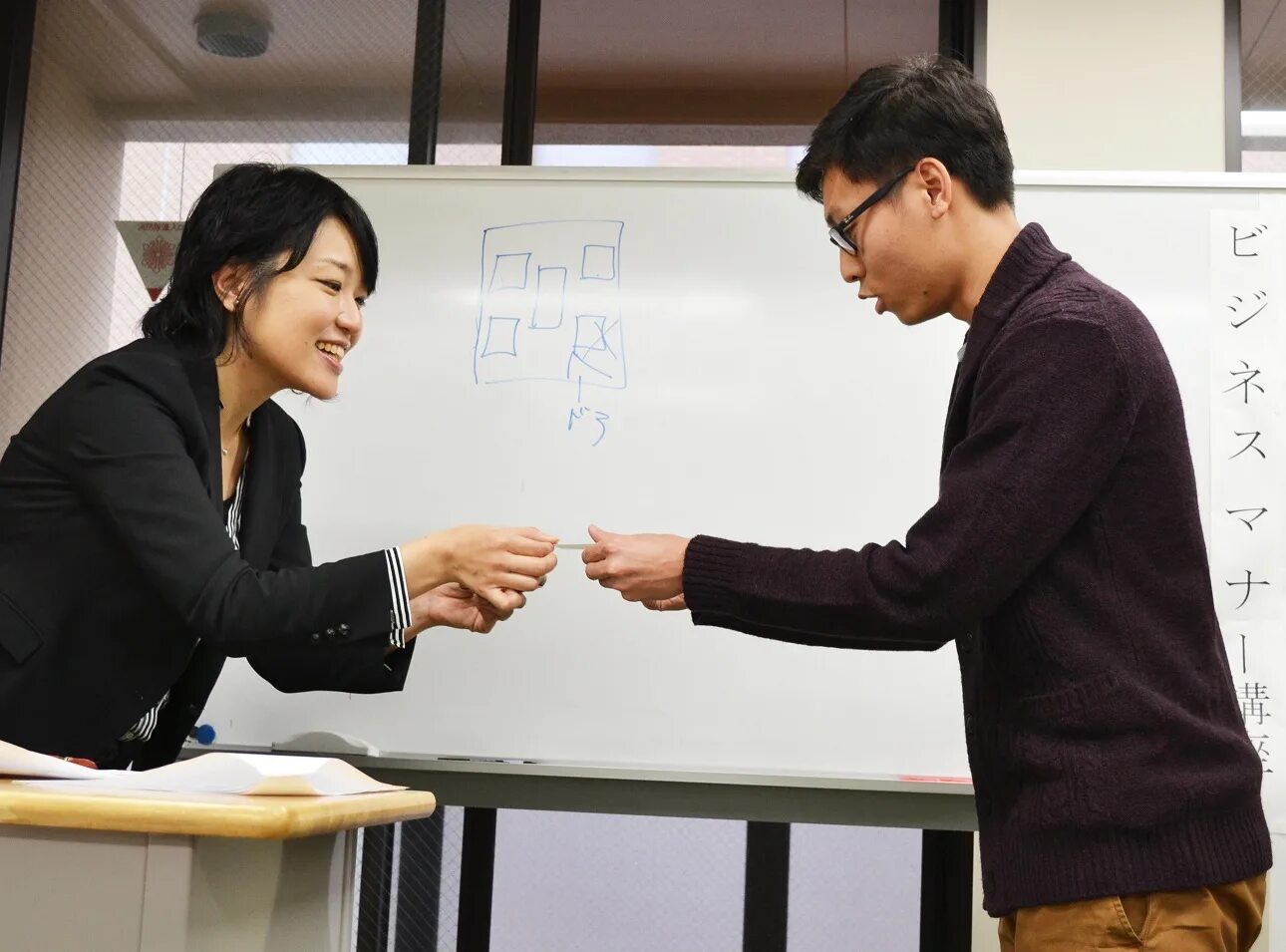 этикет в японии. вежливость японцев. поклон японцев. деловая встреча в японии. переговоры в японии.