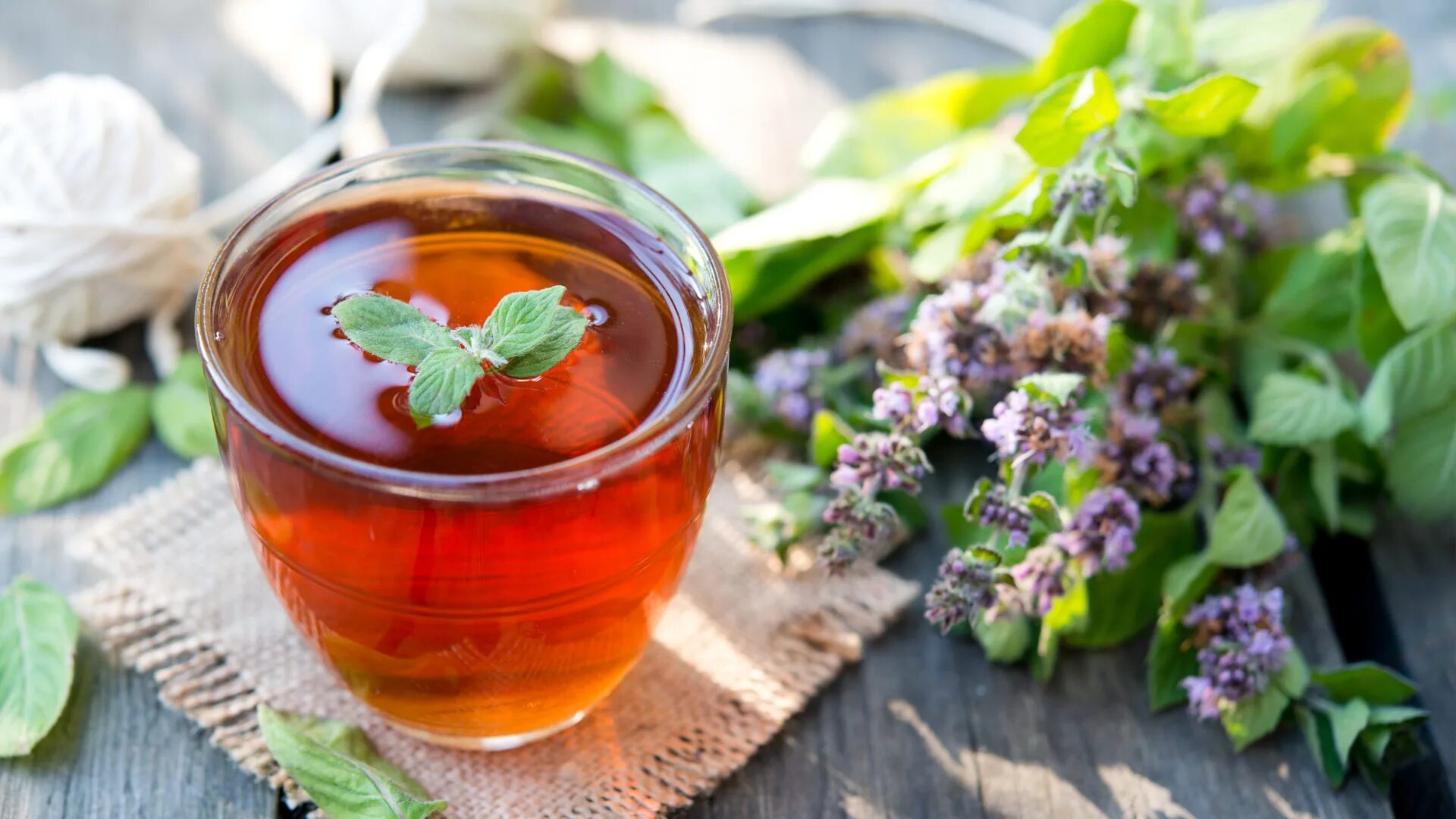 чай чабрец и мята. майоран специя. мята душица польза. травяной чай чабрец. чайная трава душица.