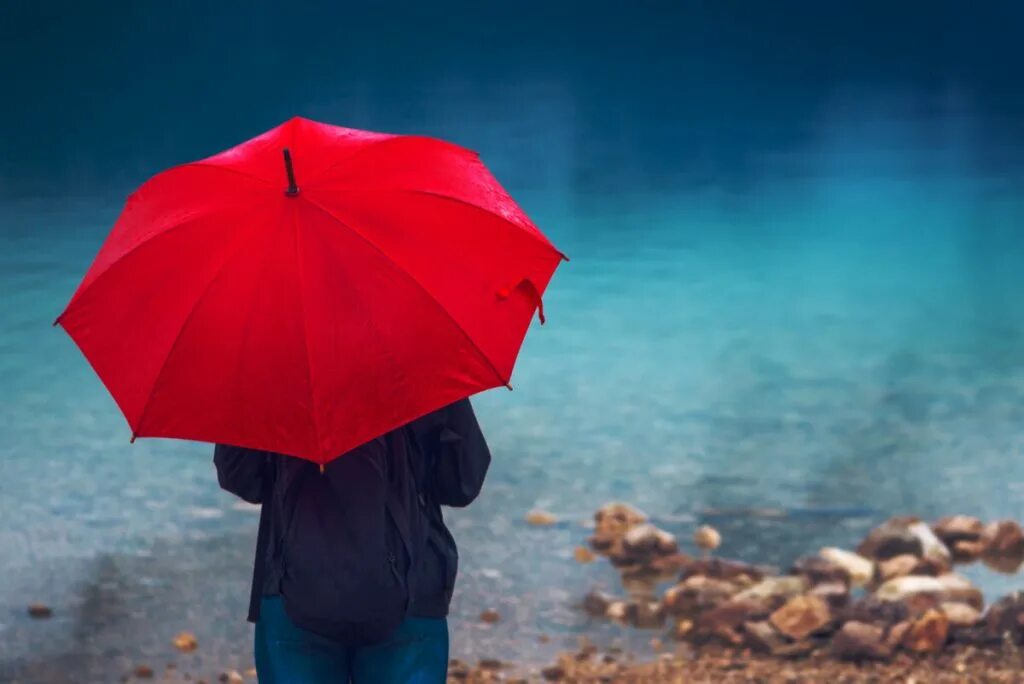 Веский повод думать что счастье. Девушка с красным зонтом. Красный зонтик. Девушка с зонтом фото. Пляж красный зонт.
