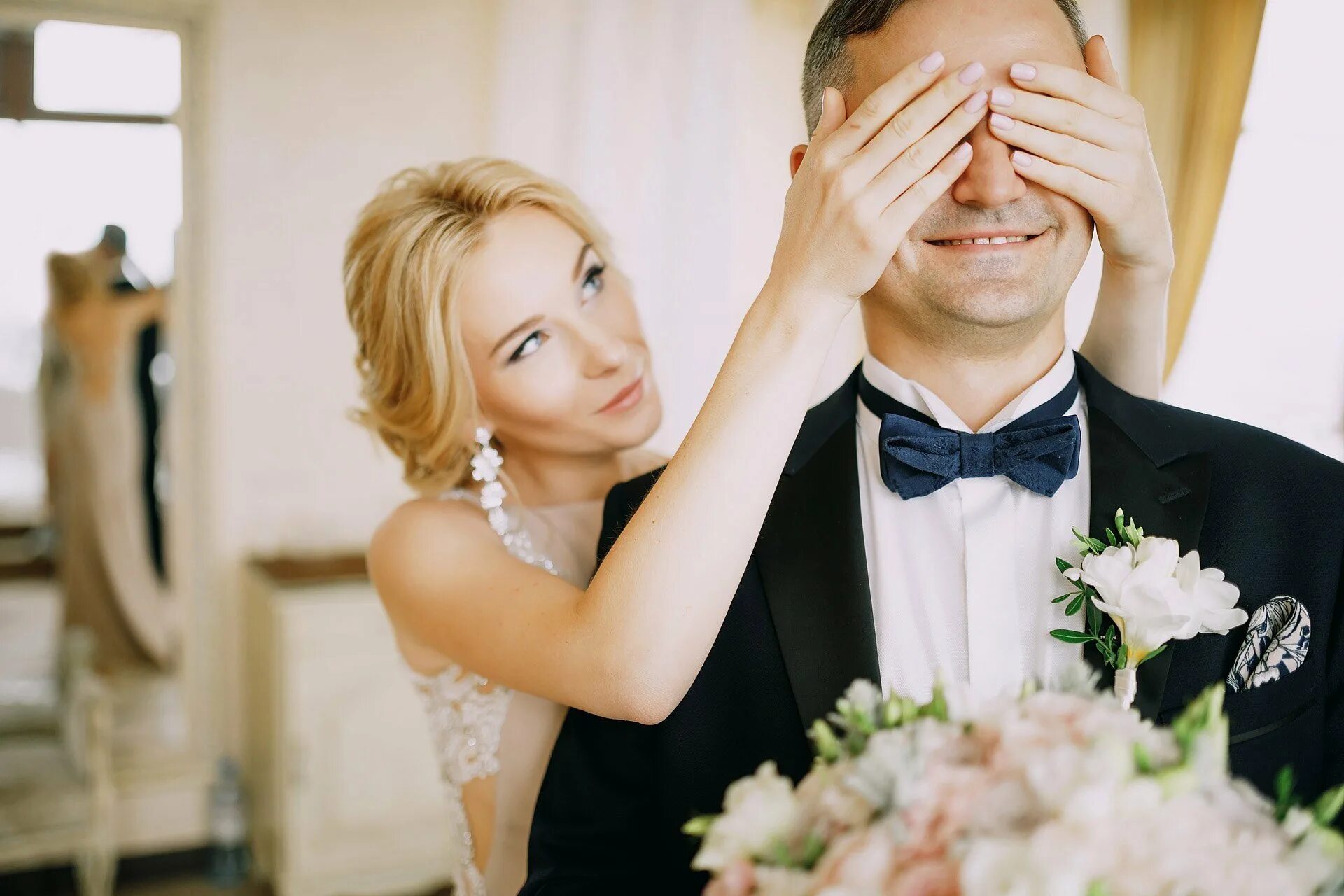 Неторжественная церемония бракосочетания. Позы для свадебной фотосессии в студии. Пара в загсе. Мужчина и женщина в загсе. Кольца жениха и невесты.