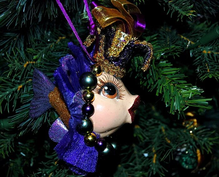 поделки из конфет. новогодняя игрушка на тему пушкина своими руками. поделка золотая рыбка на новый год. золотая рыбка поделка своими. елочные игрушки по мотивам сказок.