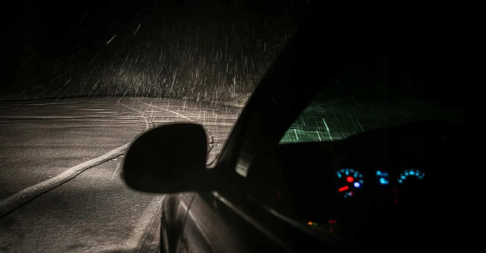 Хорошо в машине в дождь. Машина ночью. Машина ночью на дороге. Вид из машины. Ночной вид из машины.