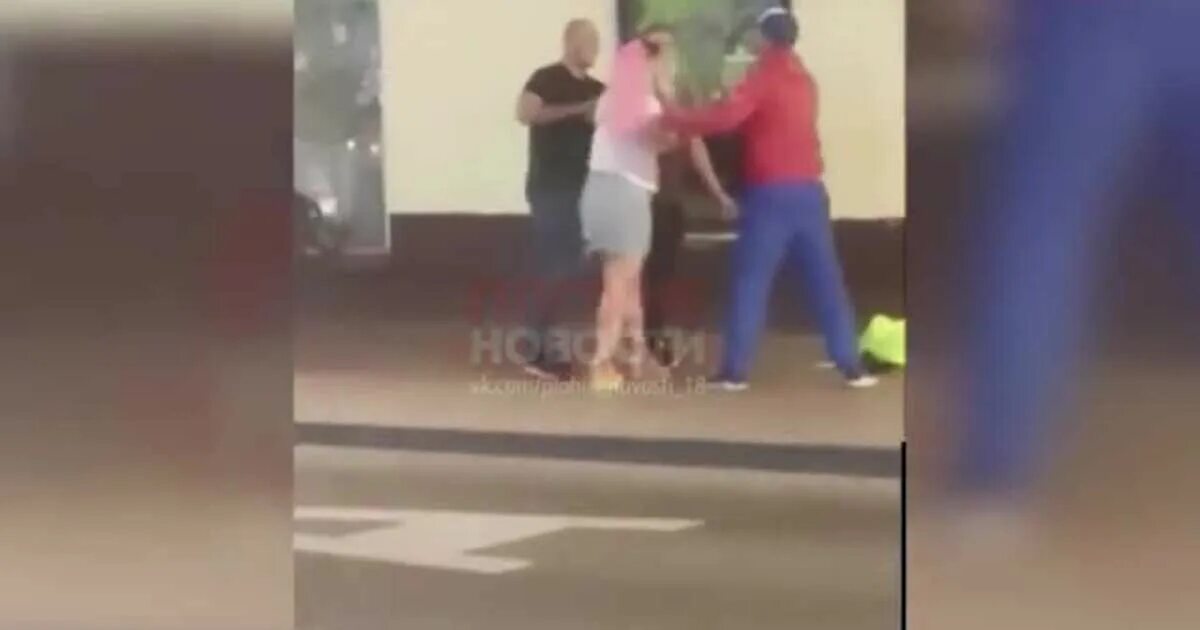 Bri police france. Скандальные фотографии. Избили в московском метро. Альфач заступился за феминистку. Мемы про феминисток.