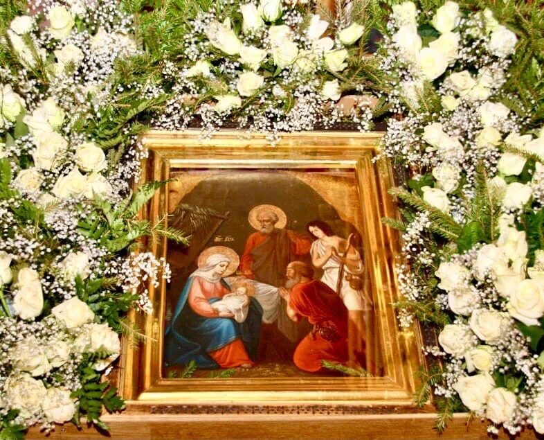 Иконы троицкого собора александро-невской лавры. Храмовая флористика на рождество христово. Икона рождество христово украшена цветами. Храмовая флористика сретенский монастырь. Как украсить рамку иконы на рождество христово.