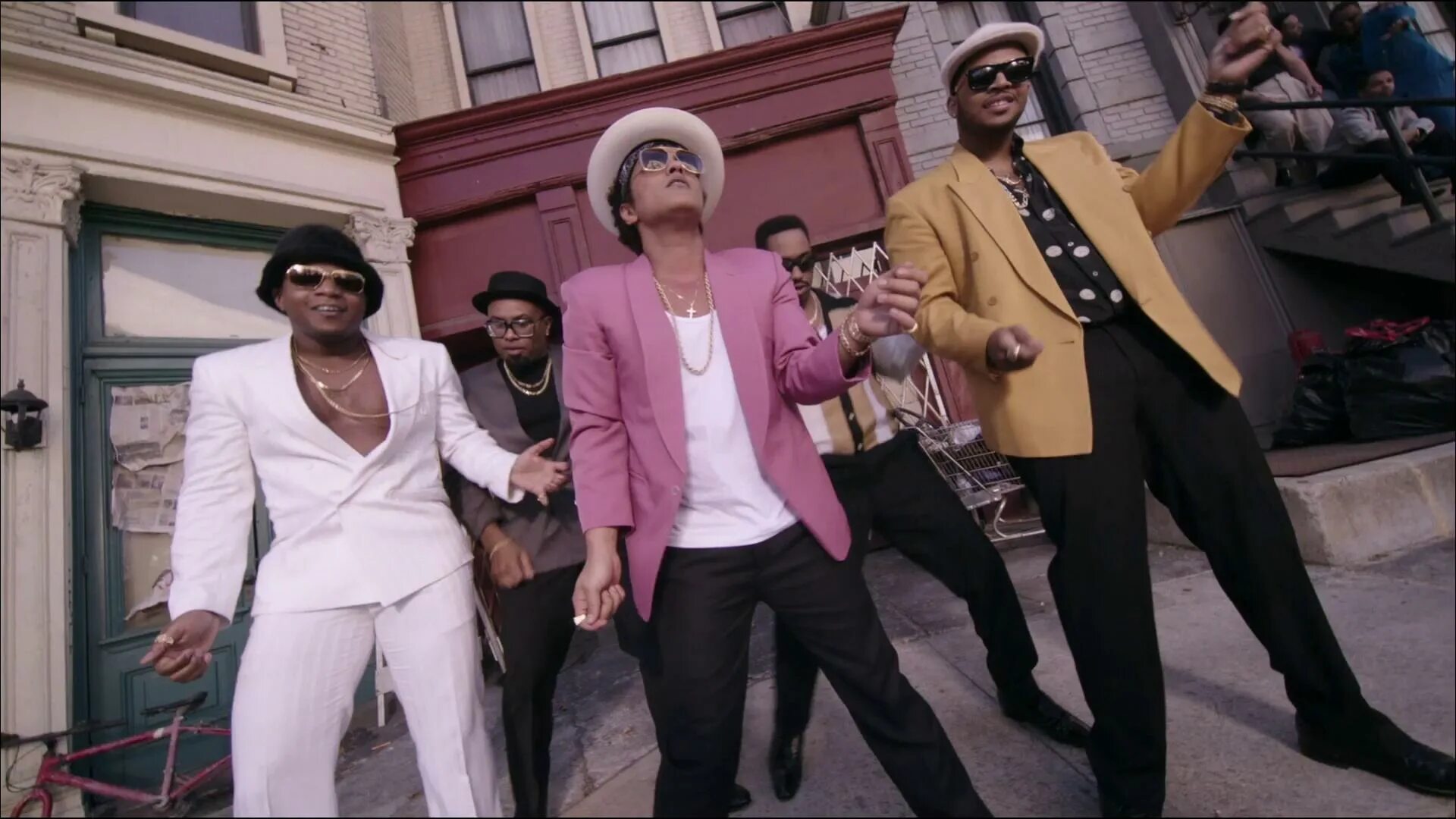 Bruno mars uptown funk. Бруно марс аптаун. бруно марс ап тоун фанк. марк ронсон и бруно марс uptown. mark ronson uptown funk ft bruno mars.