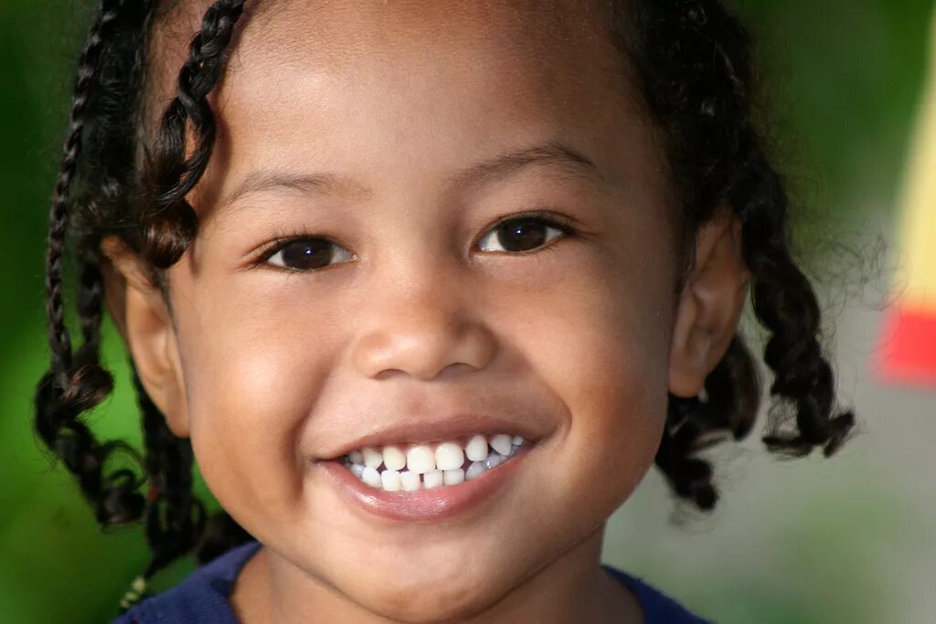 Smiling child. Улыбки разных народов. Улыбка ребенка. Улыбка ребенка крупный план. Красивые зубы у детей.