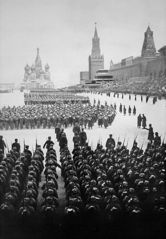 Парад 1941г. Парад на красной площади 1941 битва за Москву. Парад в Москве 7 ноября 1941. 7 Ноября парад на красной площади 7 ноября 1941. 7 Ноября 1941 года парад на красной площади битва за Москву.