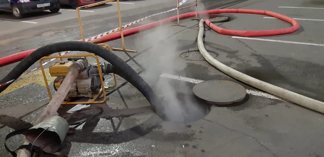 Что прорвало в курске возле европы на студенческой фото. Ремонт теплосетей квадра. Магистральные тепловые сети. В курске порыв теплотрассы. Прорыв теплотрассы курск.