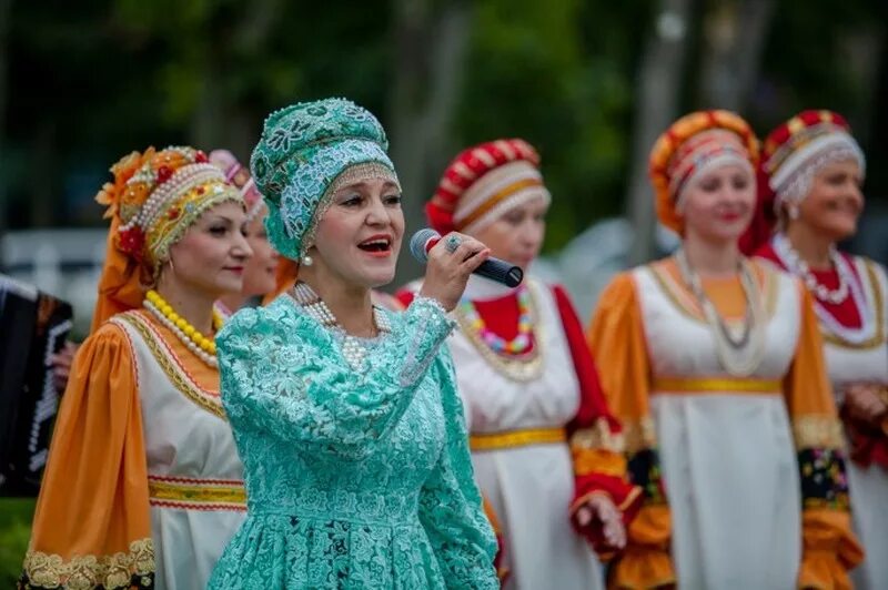 Творческие коллективы россии. Ансамбль русский Терем Южно-Сахалинск. Ансамбль Терем. Сахалинский русский народный хор. Хор в парке.