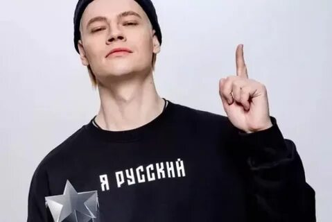 Певец похож на шамана
