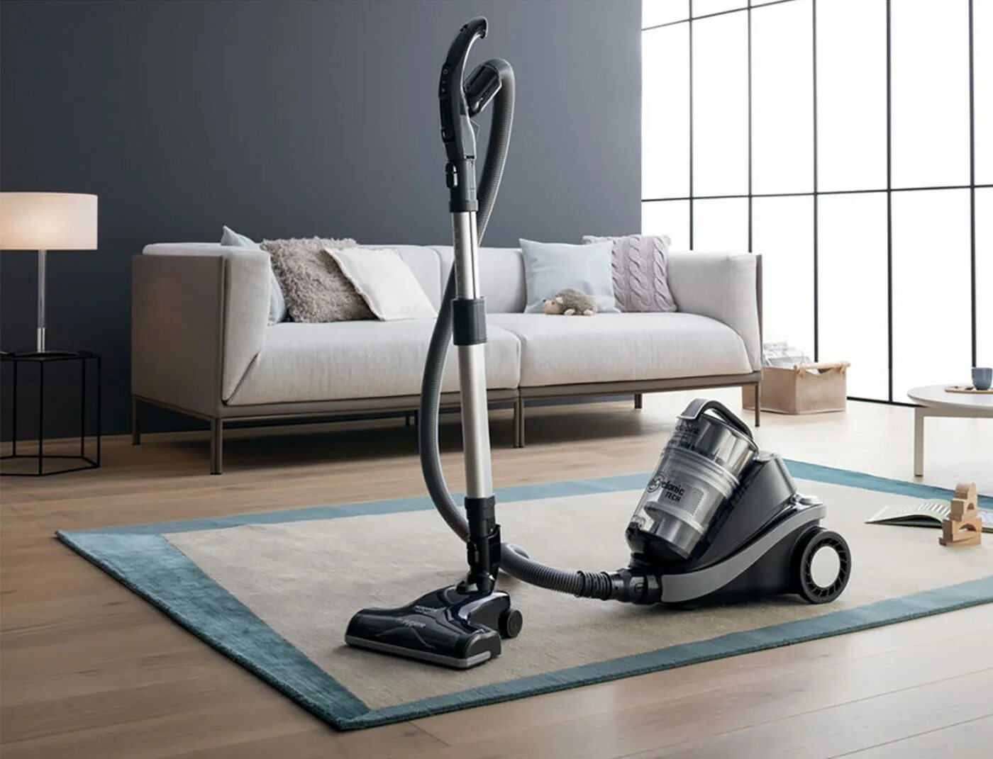 Vacuum Cleaner пылесос. Пылесос Samsung 2023. Современные пылесосы для дома. Пылесос в интерьере. Рейтинг мощных вертикальных пылесосов для дома