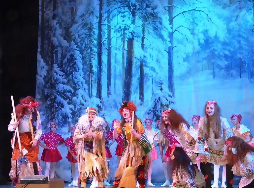 Как новый год встречали бабки. Иллюстрации к книге как бабы яги новый год встречали. Как новый год встречали бабки. Пожилая женщина у новогодней ёлки. Новые приключения бабки ёжки дед мороз.