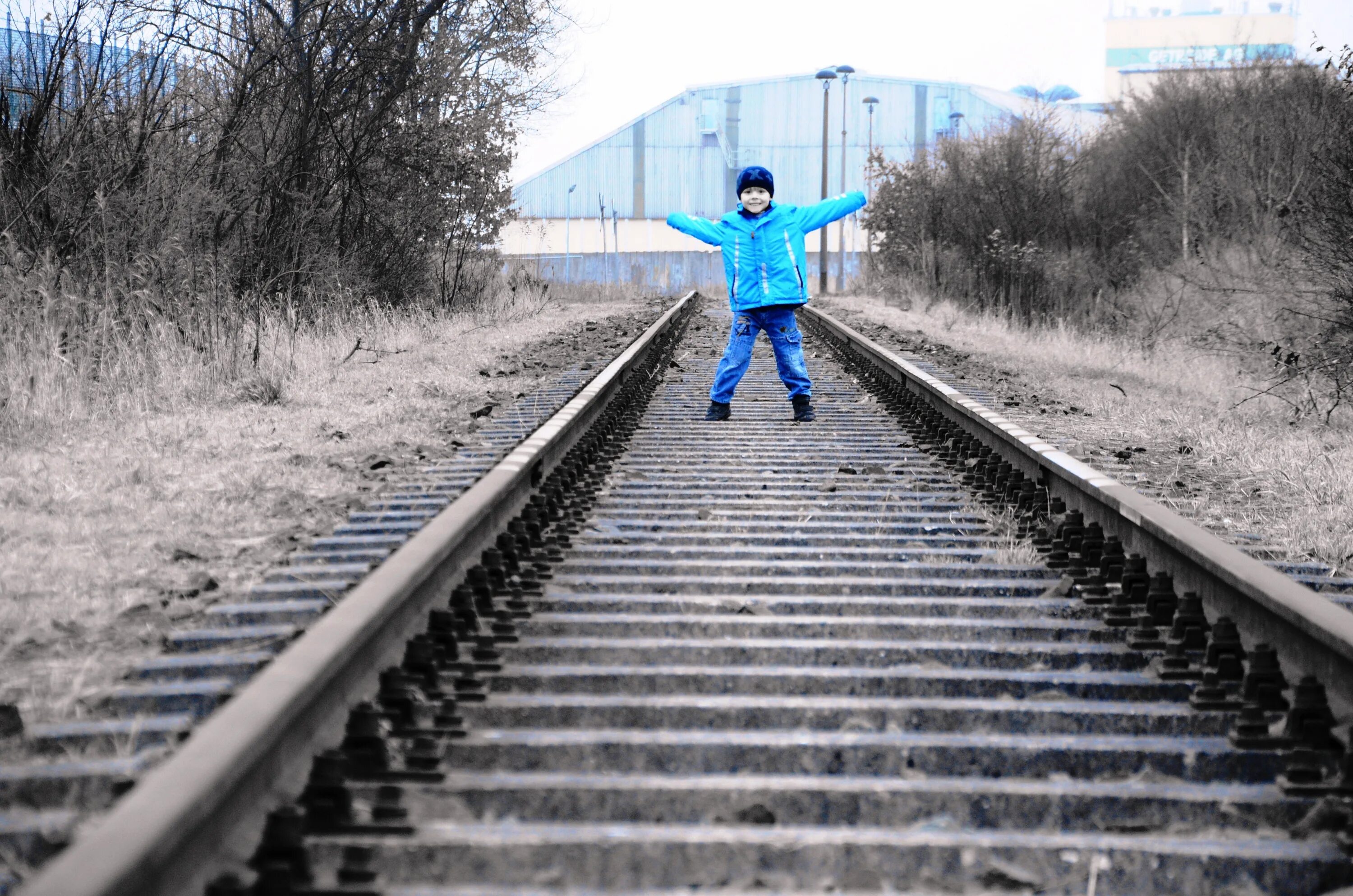 Мальчик на рельсах. Бежит по рельсам. Фотосессия на рельсах. Трек сбежала