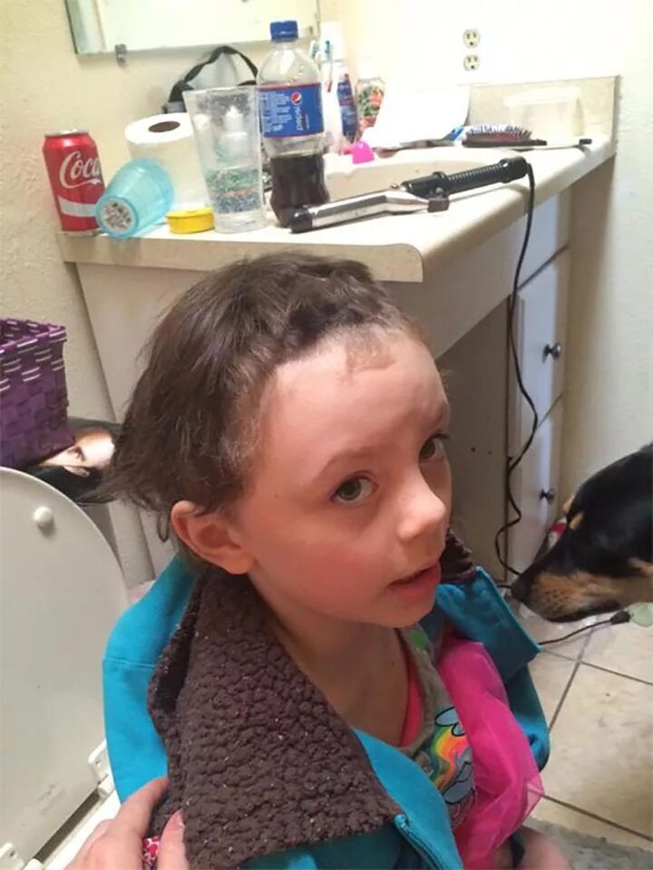 Подстригла дочку. Ребенок сам подстригся. Дети которые себя подстригли. Дети которые сами подстригли. Дети которые обстригли волосы.