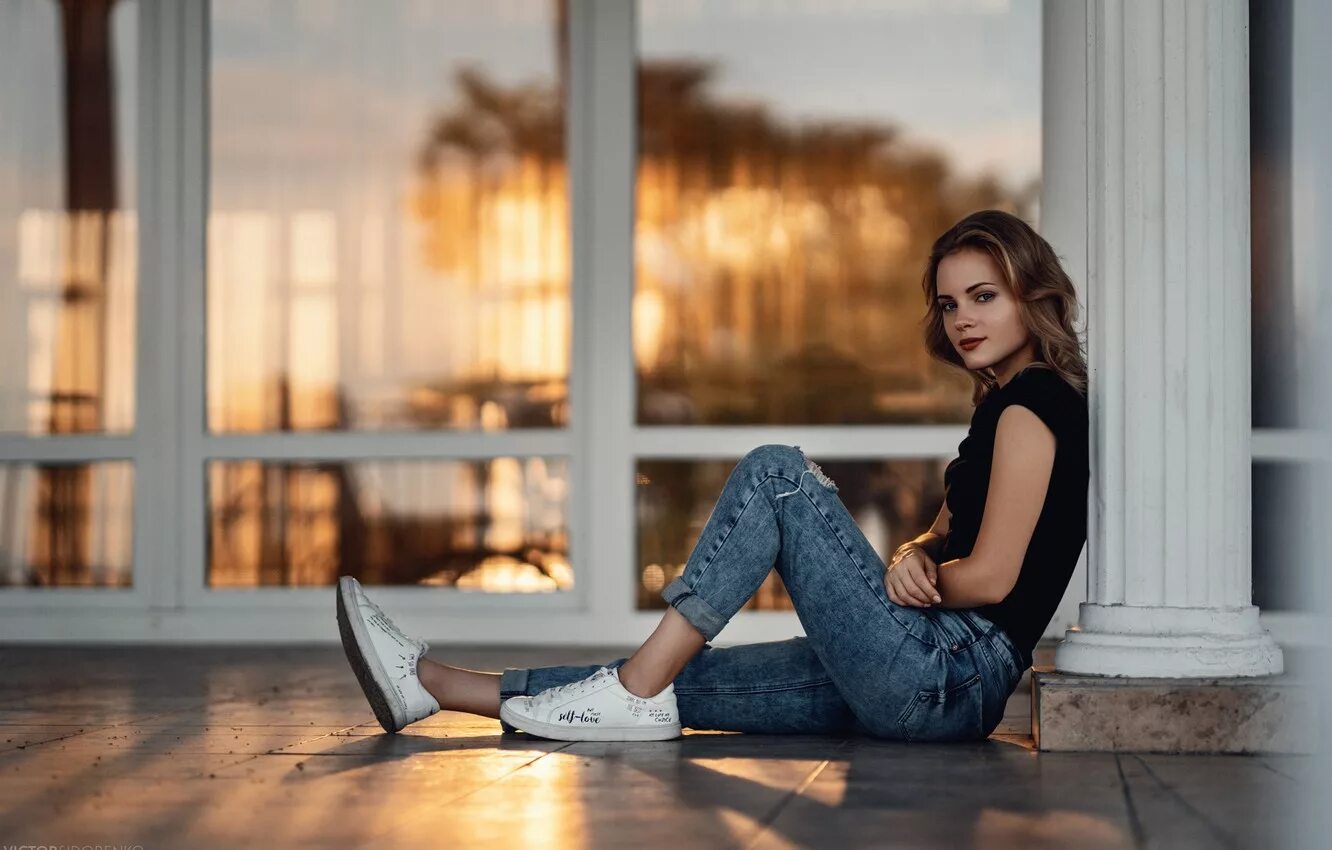 Сижу на полу. Фотосессия на полу. Парень сидит на полу. Девушка сидит. Девушка сидя на полу.