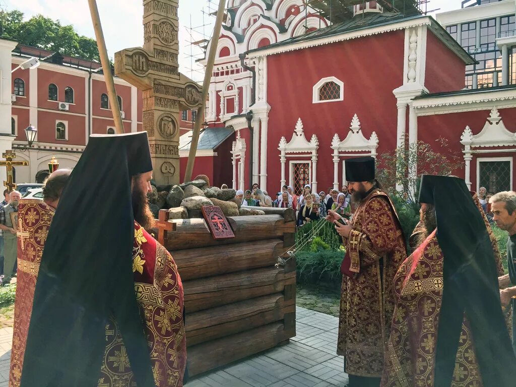 храм георгия победоносца в ендове москва. соловецкое подворье крест. кресты поклонные в москве, ( подворье соловецкого монастыря. храм георгия победоносца на лубянке. соловецкое подворье в москве.