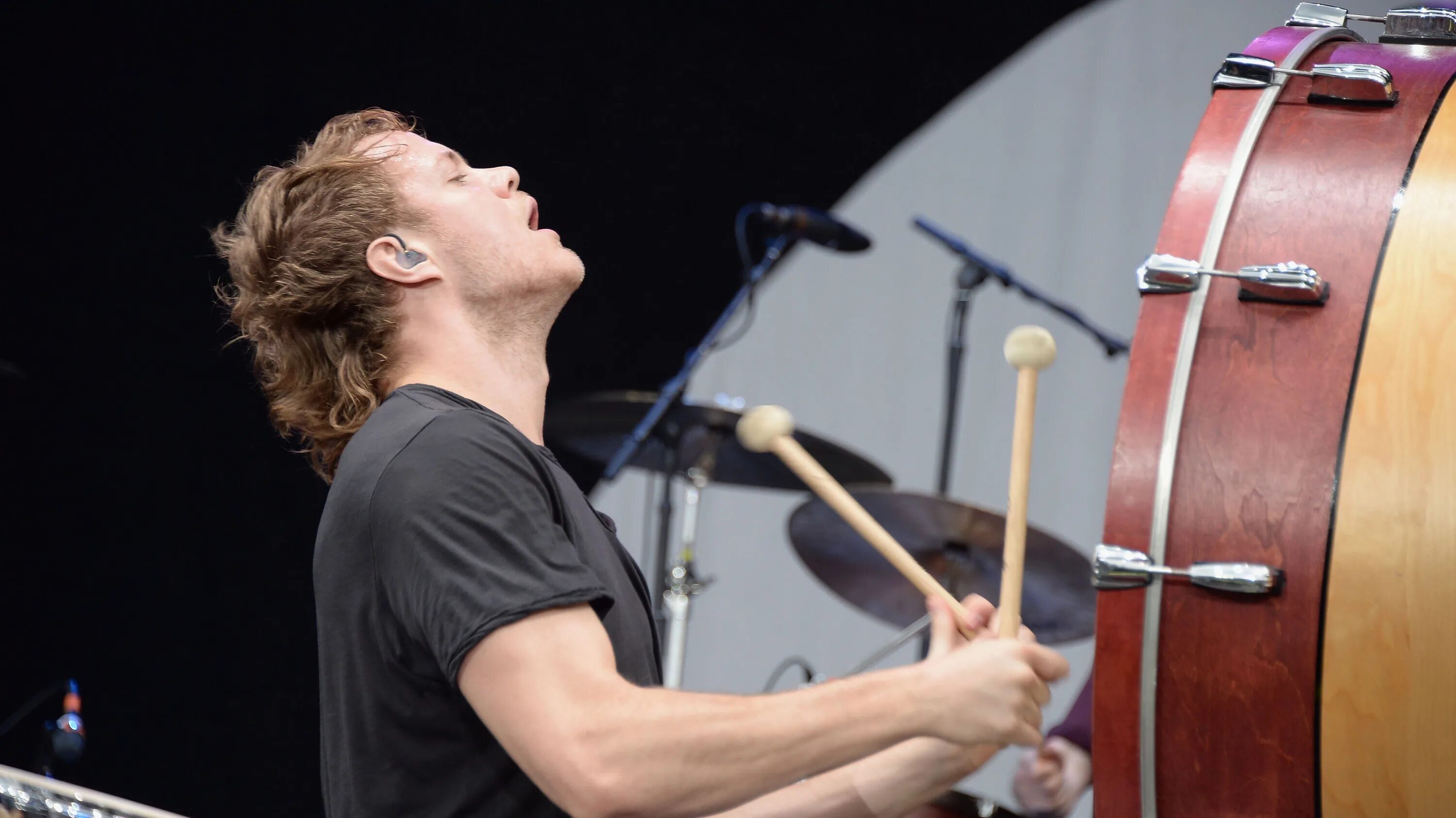 Imagine dragons amsterdam. Imagine dragons amsterdam. Группа the drums. Imagine dragons концерт группы. Imagine dragons amsterdam обложка.