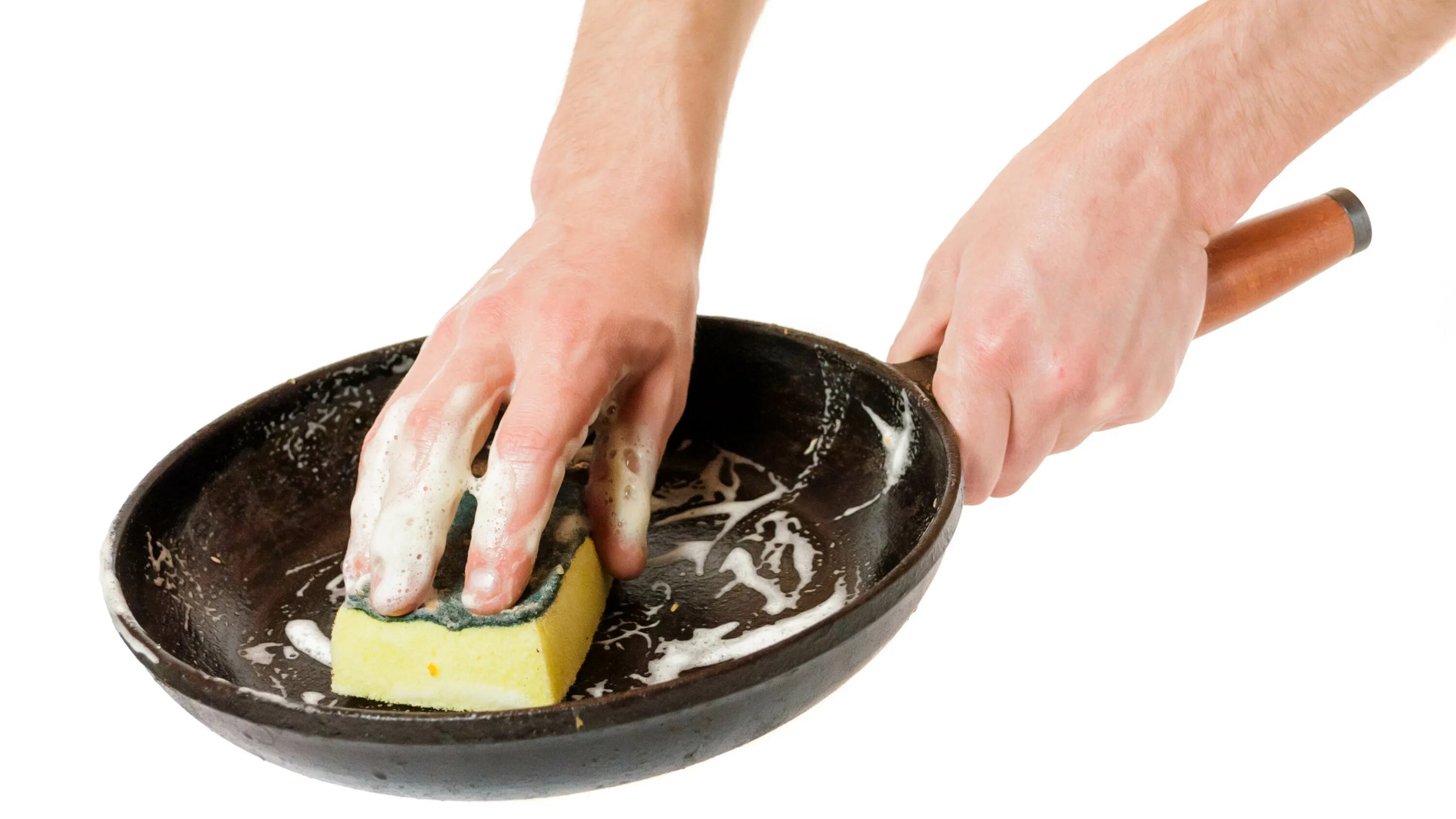 Отмыть сковороду с антипригарным покрытием внутри. Как мыть антипригарную сковороду. Мыть посуду. Помыть сковороду губкой. Как отмыть сковороду внутри с антипригарным покрытием