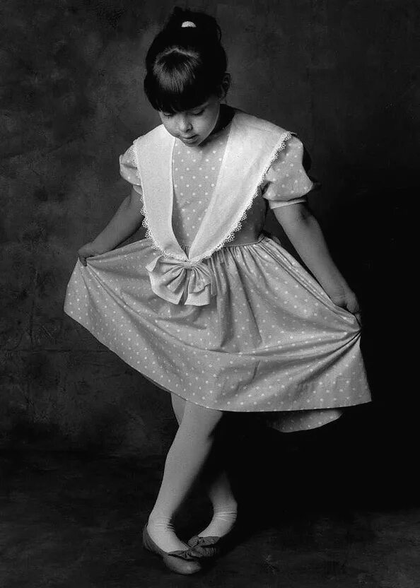 Тереза мэй реверанс перед принцем уильямом. Реверанс это. Книксен беатрис. Реверанс это. Поклон девушки.