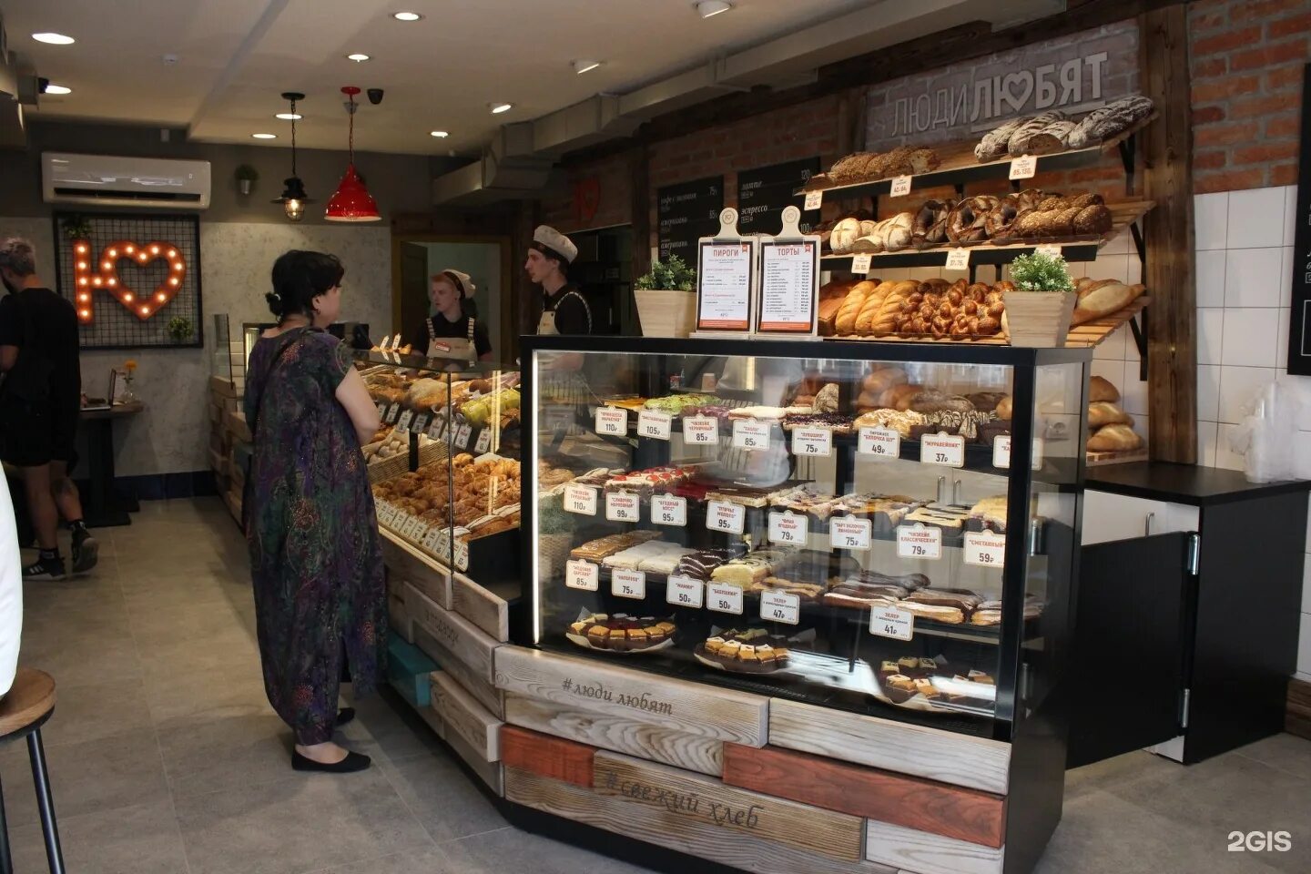 столичная 1 кудрово. люди любят хлеб пекарня спб. люди любят кафе спб. люди в пекарне. люди любят хлеб магазин.