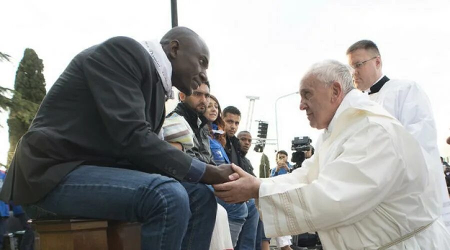 Размышление отец. Папа Римский омывает ноги. Папа Римский целует ноги неграм. Папа Римский моет ноги беженцам. Папа Римский омовение ног.