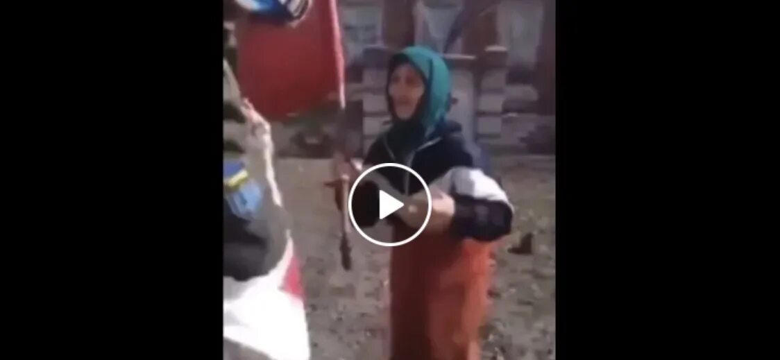бабулька с красным флагом. бабушка с флагом ссср. видео бабушка с красным флагом. бабушка и украинские солдаты. видео бабушка с красным флагом.