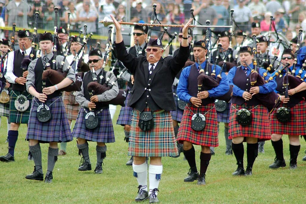 Сколько времени сейчас в шотландии. Хайлэндс шотландия. шотландия the highland gathering festival. королевский килт. традиции шотландии.