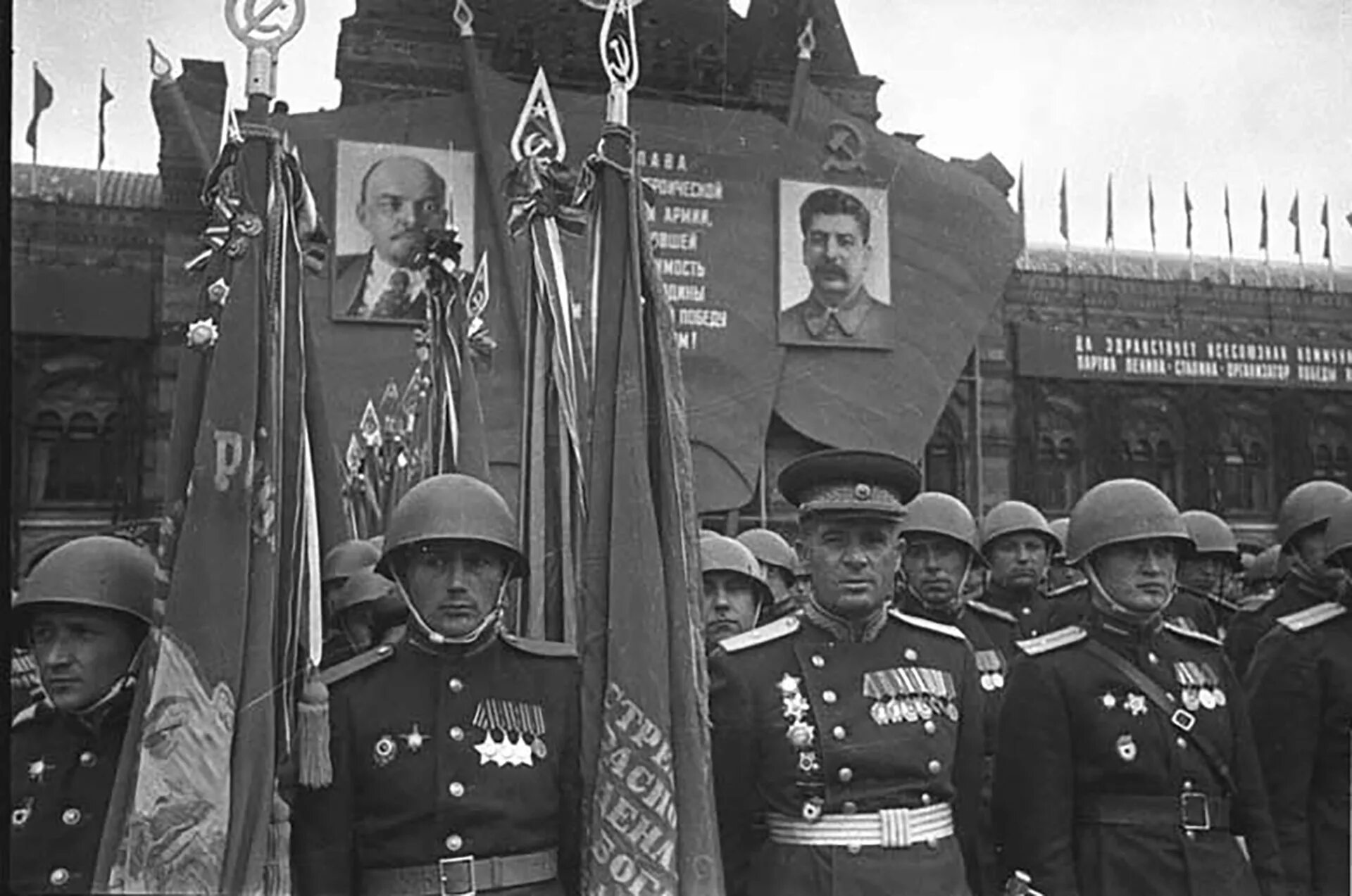 7 великих побед великой отечественной войны. Парад Победы 9 мая 1945. Парад Победы 1945 снимок Халдея.