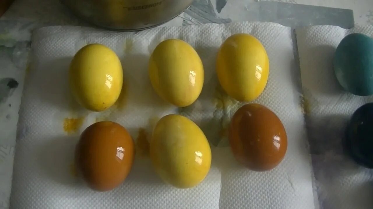 Как красить яйца куркумой. Яйца выкрашенные куркумой. Яйца окрашенные куркумой. Коричневые яйца окрашенные. Яйца крашеные куркумой.