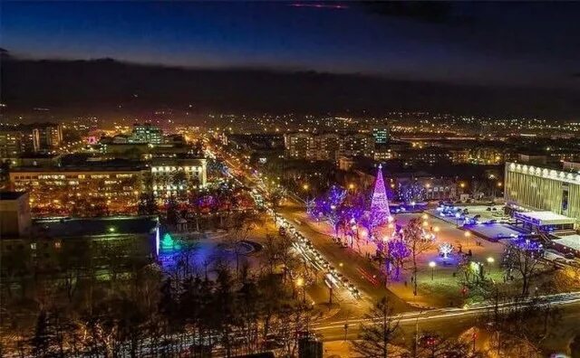 Южный сахалин купить. Площадь города Южно-Сахалинска. Ночной город Южно-Сахалинск. Остров Сахалин город Южно Сахалинск. Город Южно город Южно Сахалинск.