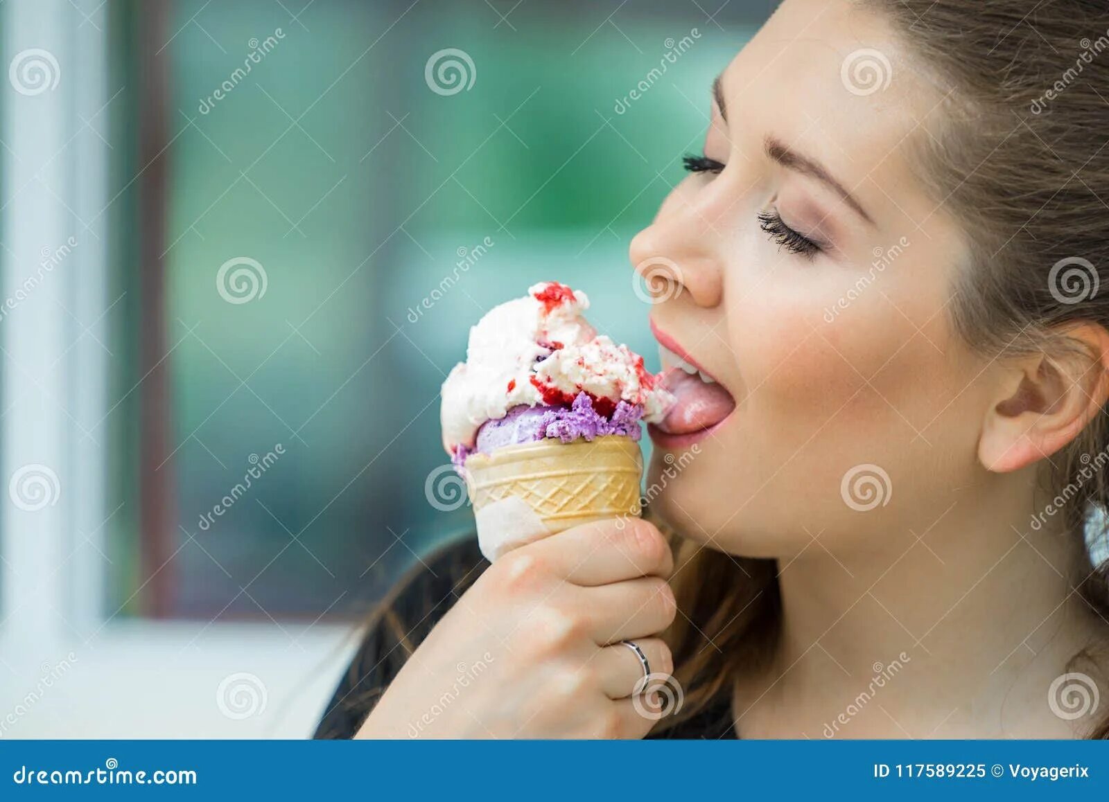 She ate ice cream. Подруги с мороженым. Девочка и мороженое. Мороженое в руке. Турчанка ест мороженое.