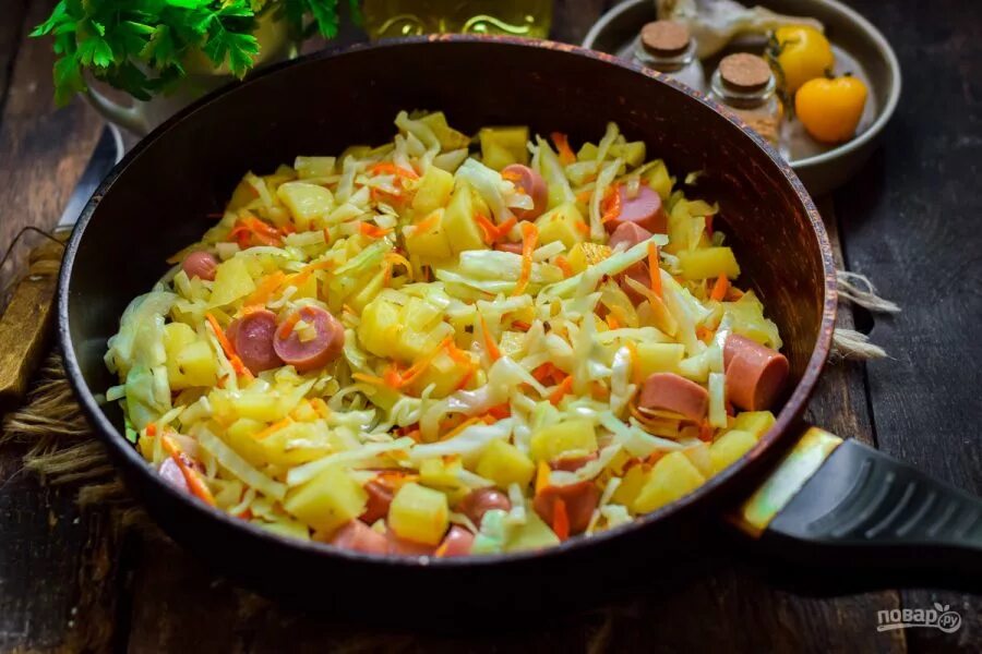 Жареная картошка с сосисками. Тушёная капуста с картошкой и сосисками. Сосиски с картошкой и капустой. Тушёная капуста с сосисками на сковороде.