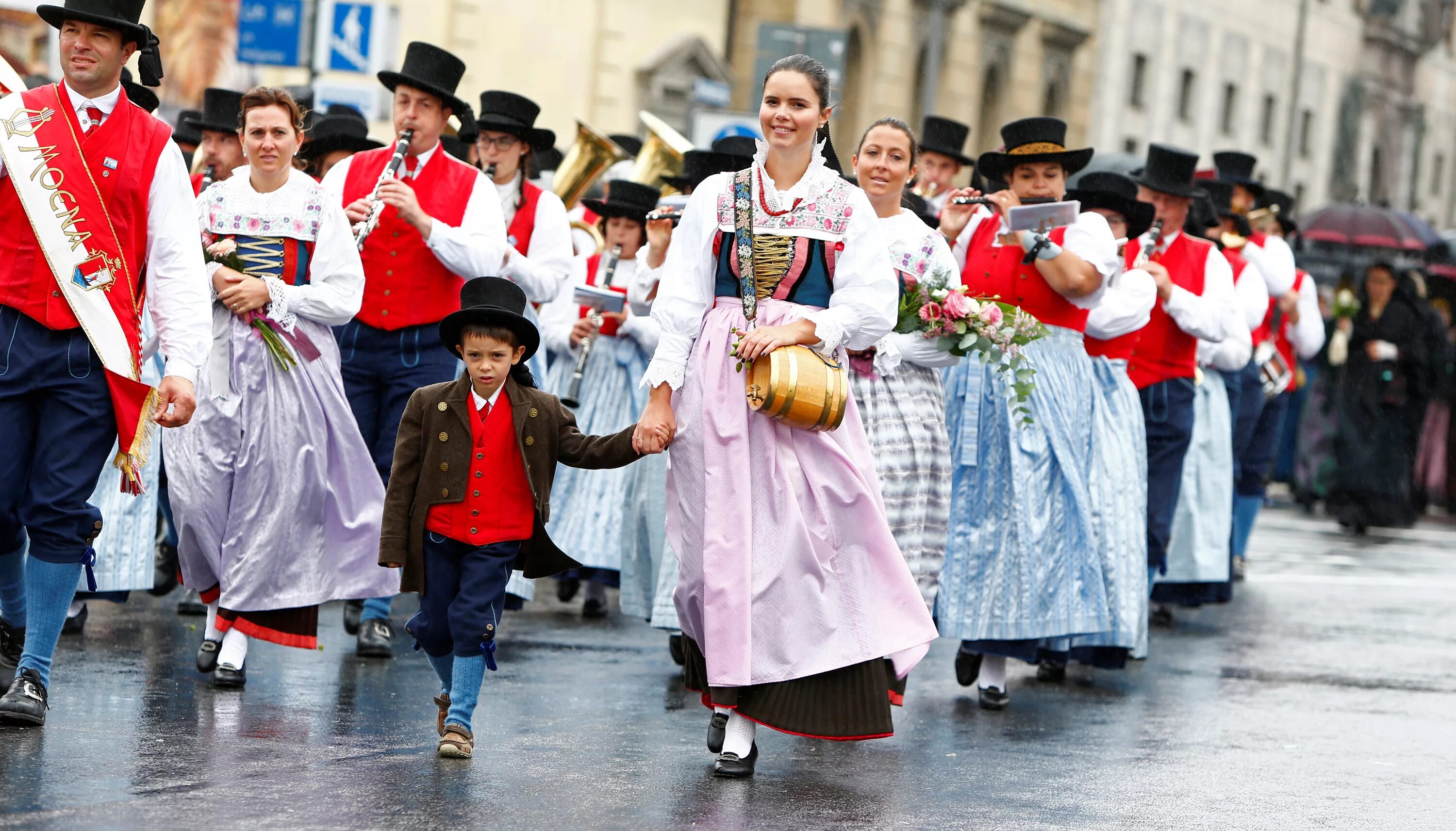 В германии 10 человек. Народы Германии. Национальный костюм Германии. Население Германии. Национальный костюм итальянцев.